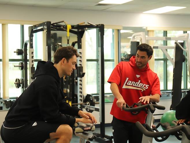 SSG 외국인 투수 드류 앤더슨(왼쪽)과 미치 화이트가 24일 스프링캠프지 재키 로빈슨 트레이닝 콤플렉스에 합류했다. 사진 | SSG 랜더스