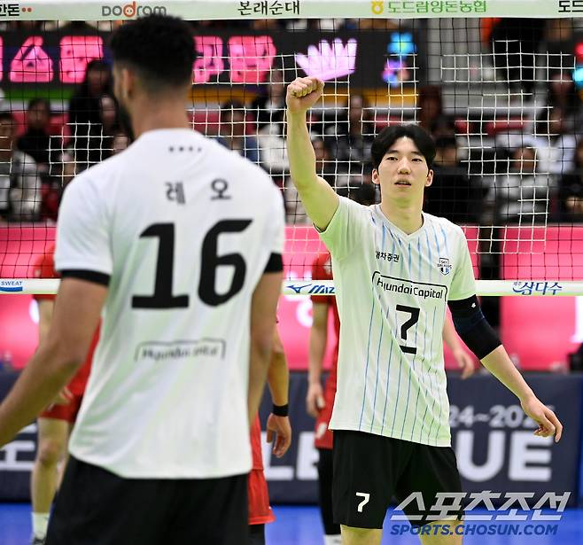 24일 수원실내체육관에서 열린 V리그 남자부 한국전력과 현대캐피탈의 경기, 현대캐피탈 허수봉이 레오가 1세트를 끝내는 서브에이스를 성공하자 주먹을 불끈 쥐고 있다. 수원=허상욱 기자 wook@sportschosun.com/2025.01.24/