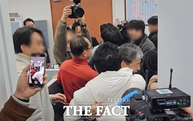 김철근 전 개혁신당 사무총장과 조용진 최고위원이 당 최고위원회의장 앞에서 몸싸움을 벌이고 있다. /국회=서다빈 기자