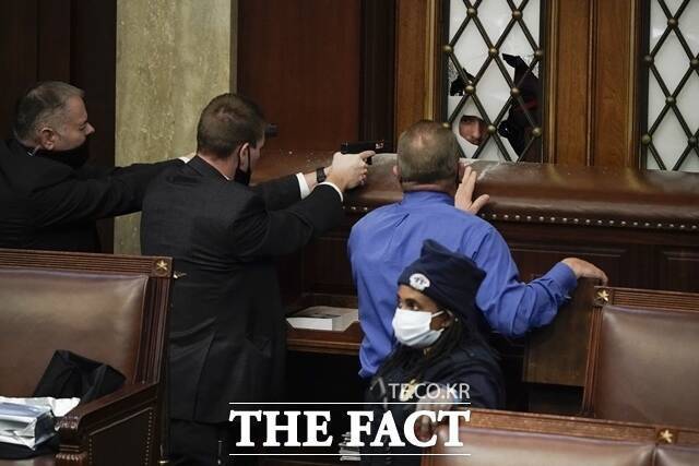 트럼프 대통령은 지난 2020년 대선에서 바이든 전 대통령에게 패배한 뒤 결과에 불복해 지지자들을 선동, 의회에 난입하도록 했다. 사진은 의사당에 난입한 트럼프 지지자들과 대치한 의회 경관의 모습. /AP. 뉴시스