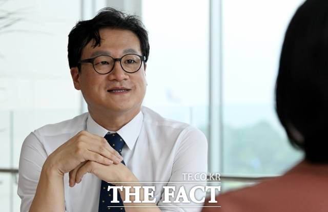 윤석열 대통령의 탄핵을 반대하는 한국사 강사 전한길 씨가 자신이 '노사모'(노무현을 사랑하는 사람들의 모임) 출신이었다고 밝혔다. 이에 대해 황명필(사진) 조국혁신당 최고위원은 "나와 우리는 당신을 알지 못한다. 노사모 이름을 팔지 마라"고 직격했다. /임영무 기자