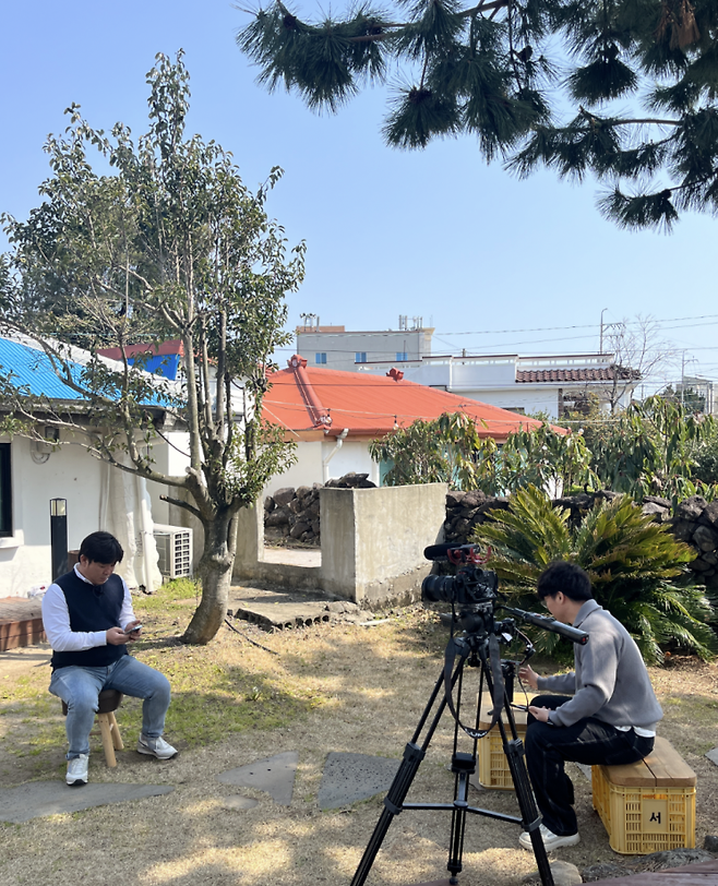 유튜브 채널 '오지는 오진다'를 운영하는 김현우씨(오른쪽)와 정태준씨. 김현우씨 제공