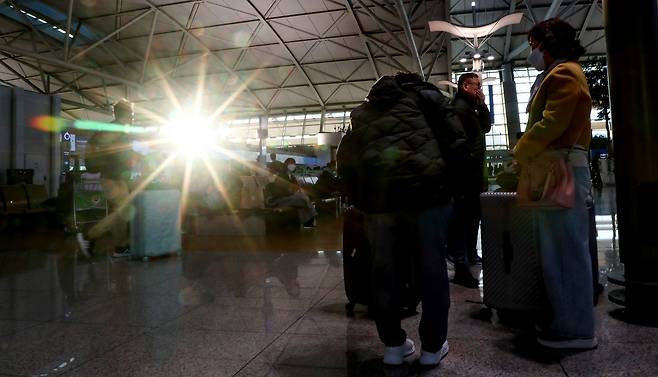 여행객들은 아침 해가 뜨는 이른 시각부터 인천공항을 찾아 장사진을 이뤘다. /박성원 기자