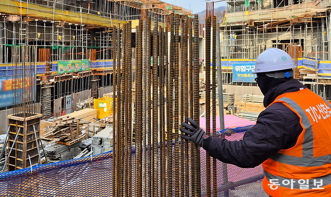 8일 경기 한 신축 아파트 건설 현장에서 작업중인 정 씨.