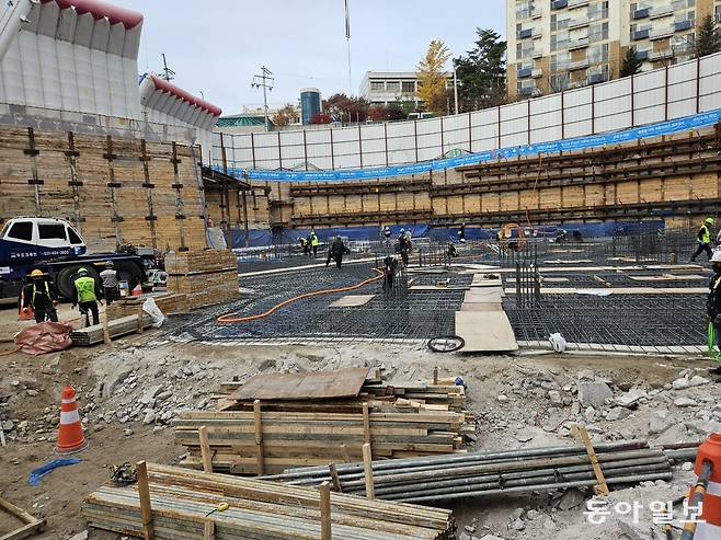 지난해 11월 서울 도심의 한 아파트 신축 공사 현장에서 철근공들이 철근 설치 작업을 하고 있다.