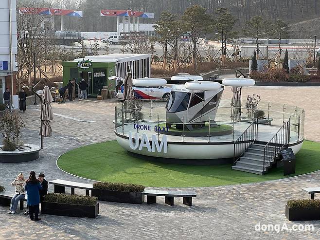 처인휴게소 2층 테라스 야외데크에서 보이는 1층 광장