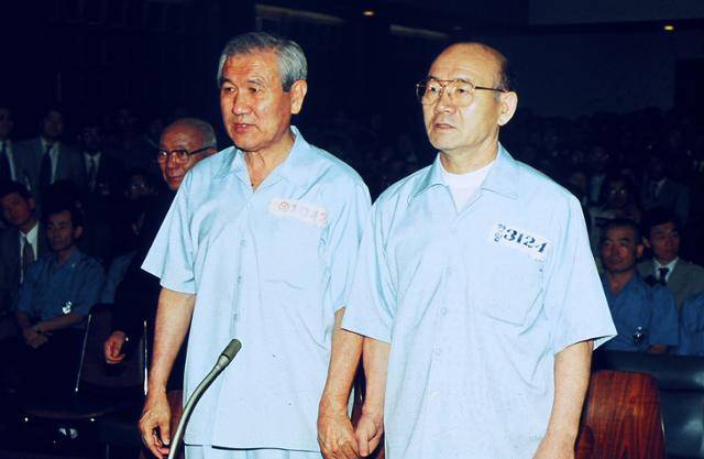 1996년 8월 26일 12·12 군사반란과 5·18 민주화운동 당시 내란 및 내란 목적 살인, 뇌물 등 혐의로 구속기소된 전두환·노태우 전 대통령이 서울형사지법 417호 대법정에서 열린 선고공판에 출석해 나란히 손을 잡고 서 있다. 연합뉴스