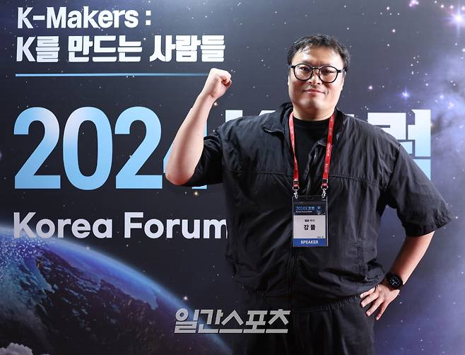 [2024K포럼] 일간스포츠와 이코니미스트가 공동 주최하는 ‘2024 K포럼’이 17일 서울 용산구 서울드래곤시티 그랜드볼룸에서 열렸다. 웹툰 작가 겸 드라마 작가 강풀이 포즈를 취하고 있다. 올해 포럼의 주제는 ‘K Makers : K를 만드는 사람들’로, K콘텐츠와 K브랜드 간 시너지를 위한 컬래버레이션의 키를 움직이는 사람들에 중심을 두고 다양한 현장의 모습들을 소개한다. 서병수 기자 qudtn@edaily.co.kr /2024.07.17/