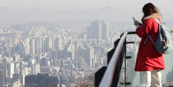 서울 남산에서 바라본 서울 시내 전경 [사진=연합뉴스 ]