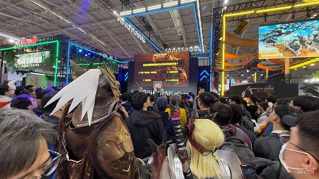 ▲ 숙련된 헌터들도 미처 나아가지 못한 뜨거운 시연 부스, 아쉽지만 2월을 기다려보자