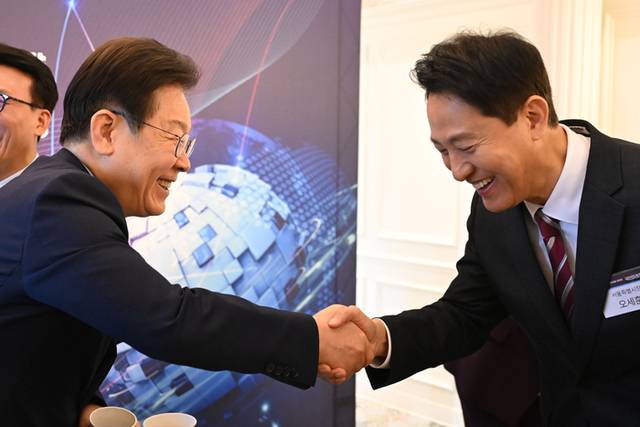 ▲ 지난해 10월 17일 여의도 국민일보 컨벤션홀에서 ’글로벌 경제안보 전쟁-한국의 생존전략‘을 주제로 열린 2024 국민미래포럼에서 더불어민주당 이재명 대표와 오세훈 서울시장이 인사하고 있다. 국회사진기자단