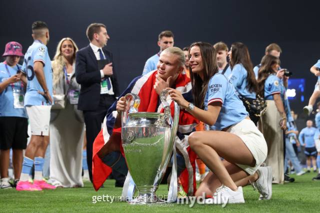 맨체스터 시티 홀란드가 여자친구와 함께 우승컵을 두고 포즈를 취하고 있다. 두 사람 사이에는 이미 아이가 있다./게티이미지코리아