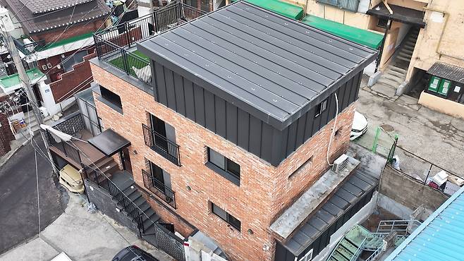 오는 2월 25일 매각기일을 앞두고 있는 서울 서대문구 연희동 2층 단독주택. [이건욱PD]