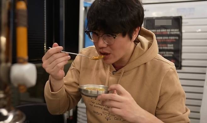 ‘실화탐사대’에 나온 사연이 과거 성시경이 방문했던 제주도의 한 고깃집으로 알려졌다. [성시경 유튜브 캡처]