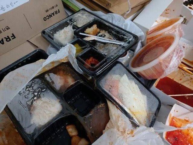 버려진 검정 플라스틱.[인스타그램 갈무리]