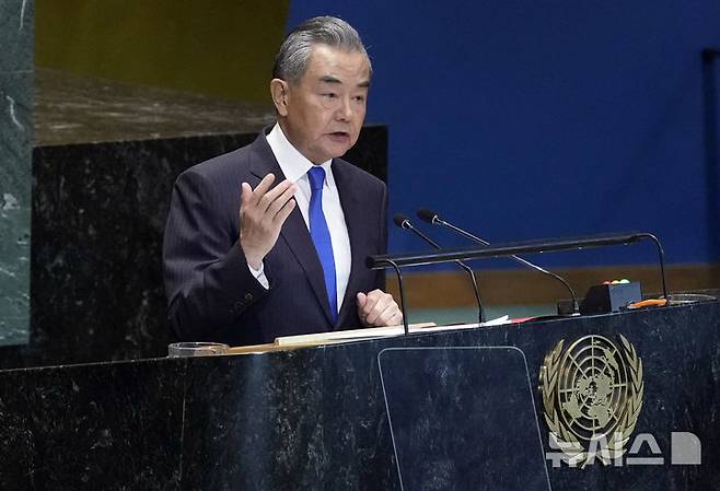 [뉴욕=AP/뉴시스] 왕이 중국 외교부장이 지난해 9월 23일(현지 시간) 미국 뉴욕에서 열린 유엔총회 미래정상회의에서 연설하고 있다. 2025.01.25.