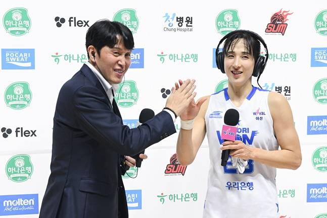 우리은행 위성우 감독(왼쪽)과 김단비가 24일 BNK전 종료 후 함께 방송 인터뷰를 하고 있다. /사진=WKBL 제공