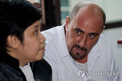 프랑스인 마약 사범 세르주 아틀라우이(오른쪽) 인도네시아에서 체포된 프랑스인 마약 사범 세르주 아틀라우이(오른쪽)가 2015년 4월 1일 법원에서 자신의 변호사를 바라보고 있다.
[AFP 연합뉴스 자료사진. 재판매 및 DB 금지]