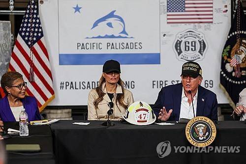 LA서 공무원들과 간담회 하는 트럼프 대통령 내외 [로스앤젤레스 로이터=연합뉴스 재판매 및 DB금지]