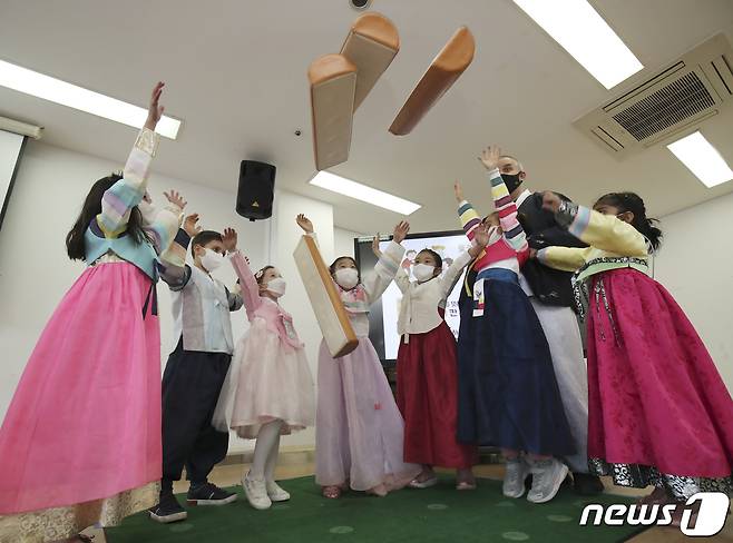 설 명절를 앞둔 27일 오후 울산 동구 현대외국인학교에서 열린 설 맞이 한국문화 체험 행사에서 한복을 곱게 차려 입은 외국인 학생들이 윷놀이를 하고 있다. 2022.1.27/뉴스1 ⓒ News1 윤일지 기자