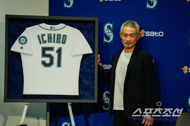 시애틀 유니폼을 옆에 두고 포즈를 취한 이치로. 이치로는 시애틀에서 메이저리그 도전을 시작해 시애틀에 복귀해 선수생활을 마쳤다. 사진캡처=MLB SNS