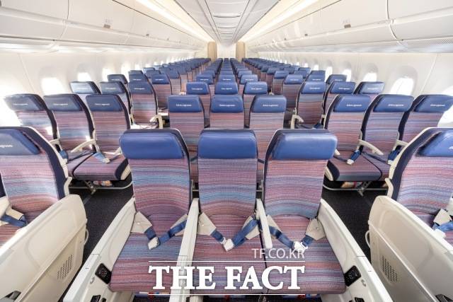 대한항공이 에어버스의 최첨단 중대형 항공기 A350-900 2대를 오는 27일 일본 오사카·후쿠오카 노선에서 처음으로 운항한다고 26일 밝혔다. 사진은 대한항공 A350-900 이코노미클래스 내부./대한항공 제공