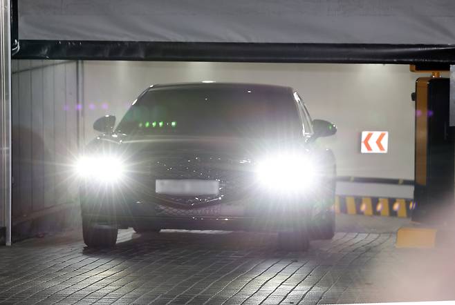 심우정 검찰총장이 탄 차량이 26일 오후 서울 서초동 대검찰청 지하주차장을 빠져나가고 있다./뉴스1