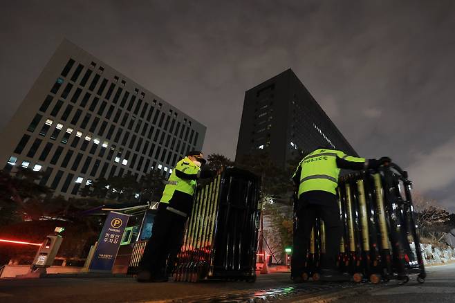 검찰 비상계엄 특별수사본부가 내란 우두머리 혐의를 받는 윤석열 대통령을 구속 상태로 재판에 넘긴 26일 오후 서울 서초구 서울중앙지방검찰청에 경찰이 배치돼 있다./연합뉴스