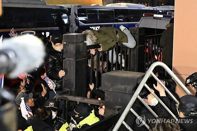 내란 우두머리 혐의로 체포된 윤석열 대통령이 출석한 가운데 구속 전 피의자심문(영장실질심사)이 열린 지난 18일 서울 마포구 서울서부지법에서 윤 대통령 지지자들이 법원 담장을 넘으려 시도하고 있다. ⓒ연합뉴스