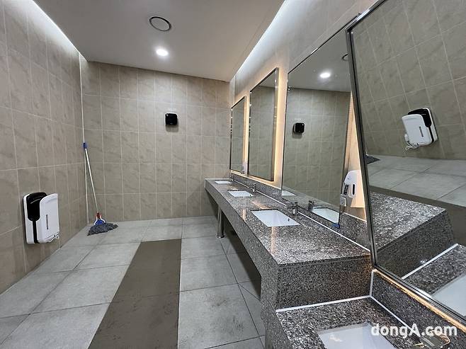 처인휴게소 화장실. 의외로 와식 변기가 꽤 많다.