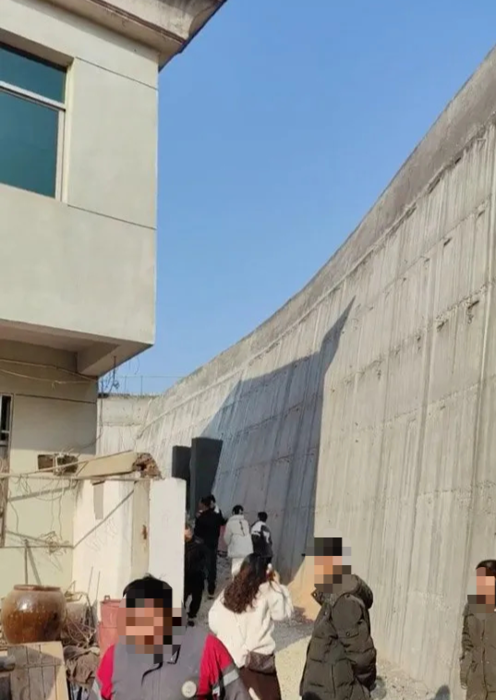 중국 상하이 남서쪽 진시에 남아있는 '못집'을 구경하기 위해 몰린 주민들. 사진=Jam Press/메트로 캡처
