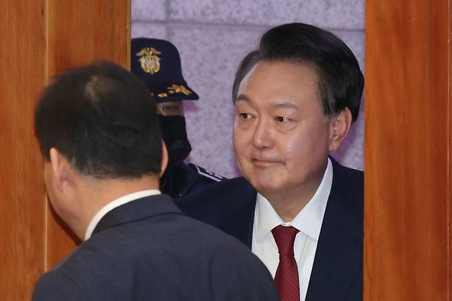 윤석열 대통령이 21일 오후 서울 종로구 헌법재판소에서 열린 탄핵심판 3차 변론에 출석하고 있다. /사진=연합뉴스