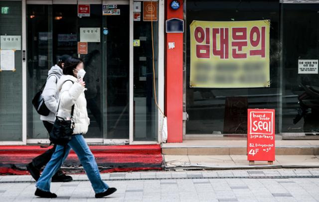 서울시내 상가에 8일 임대문의 안내문이 붙어 있다. 뉴시스