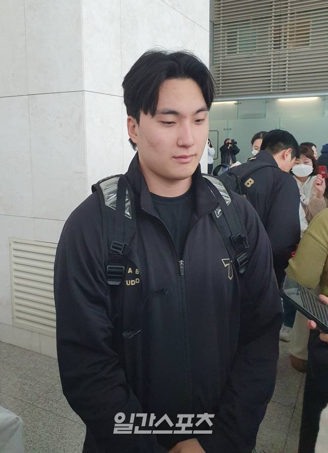지난 22일 스프링캠프 출국 전 취재진과 인터뷰하는 정해영의 모습. 인천공항=배중현 기자