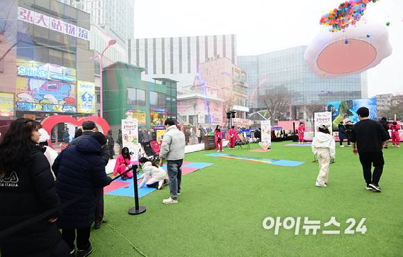 26일 오후 서울 마포구 홍대 레드로드 R1존 에어돔에서 '홍대 에어돔 K-유니버스 페스티벌'이 진행된 가운데 참가자들이 오징어게임 체험을 하고 있다. [사진=정소희 기자]