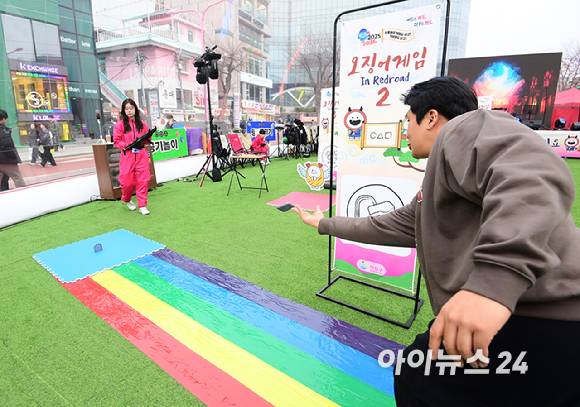 26일 오후 서울 마포구 홍대 레드로드 R1존 에어돔에서 '홍대 에어돔 K-유니버스 페스티벌'이 진행된 가운데 참가자가 오징어게임 비석치기 체험을 하고 있다. [사진=정소희 기자]