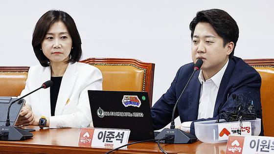 지난달 31일 허은아 개혁신당 대표(왼쪽)와 이준석 개혁신당 의원. 뉴스1