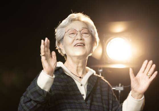 음악은 김영옥에게 연기와는 또 다른 표현 창구이자, 에너지의 원천. 사진 촬영 중에도 애창곡 선율을 흥얼거렸다. "젊을 적에 트로트, 팝송, 클래식 가리지 않고 짬뽕으로 들었다"는 그는 "한 곡의 노래가 드라마 한편이나 다름없다"고 했다.권혁재 사진전문기자