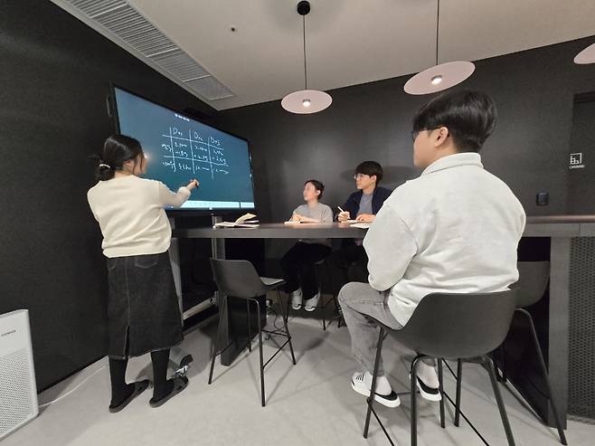 승지나 대리(왼쪽)가 업무 미팅을 주도하고 있다. 에스피소프트 제공