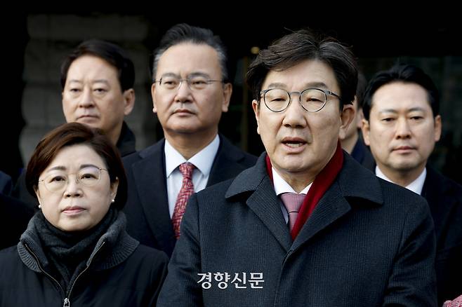 권성동 국민의힘 원내대표와 국회 법제사법위원회 소속 여당 의원들이 1월 22일 서울 종로구 헌법재판소에서 헌재에 대통령 권한대행 중 탄핵소추된 한덕수 국무총리 심판 사건의 조속한 처리 등을 요구하며 항의하고 있다. /사진공동취재단