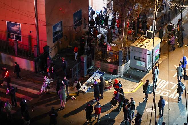 내란 우두머리 혐의를 받는 윤석열 대통령의 구속영장이 발부된 1월 19일 오전 서울 마포구 서울서부지방법원 후문에서 윤 대통령 지지자들이 경내로 진입하고 있다. 이들은 이날 오전 3시께 윤 대통령 구속영장 발부 소식이 전해지자 극도로 흥분해 법원 후문에서 경찰 저지를 뚫었다. /연합