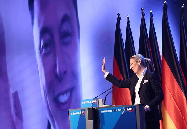 일론 머스크 테슬라 최고경영자(CEO)가 25일(현지시간) 독일 작센안할트주 할레에 독일을 위한 대안(AfD) 지지자들이 모인 가운데 영상 연설자로 등장해 알리체 바이델 Afd 공동대표(오른쪽)와 대화하고 있다. EPA연합뉴스