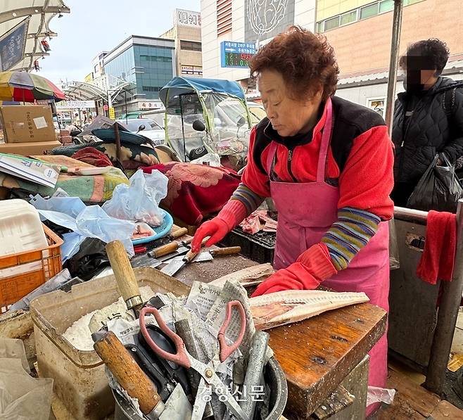 대구 서문시장에서 26일 오후 수산물 상인 김희분씨(82)가 명태를 손질하고 있다. 백경열 기자