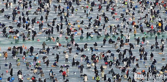 설명절 황금연휴 둘째날인 26일 강원 화천군 화천천 일대에서 열리는 2025 화천산천어축제장을 방문한 관광객들이 얼음낚시 체험을 즐기고 있다.