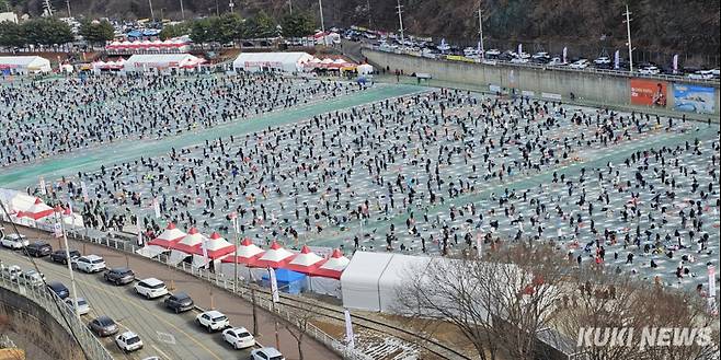 설명절 황금연휴 둘째날인 26일 강원 화천군 화천천 일대에서 열리는 2025 화천산천어축제장을 방문한 관광객들이 얼음낚시 체험을 즐기고 있다.&nbsp;