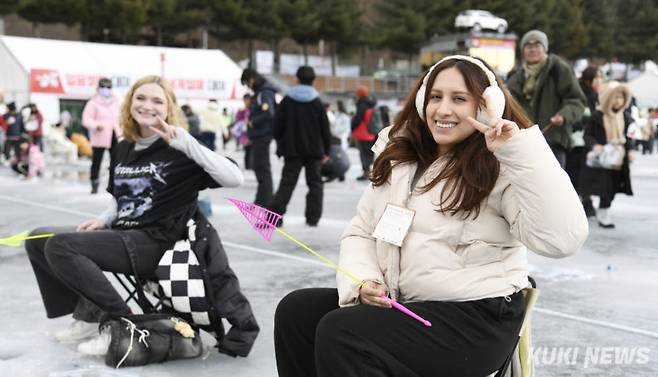 설명절 황금연휴 둘째날인 26일 강원 화천군 화천천 일대에서 열리는 2025 화천산천어축제장을 방문한 외국 관광객이 얼음낚시 체험을 즐기고 있다.