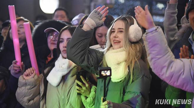 지난 25일 밤, 화천군 화천읍 중앙로 일대에서 열린 2025 화천산천어축제 선등거리 페스티벌에 수많은 관광객과 주민들이 참여해 즐거운 시간을 보내고 있다.&nbsp;
