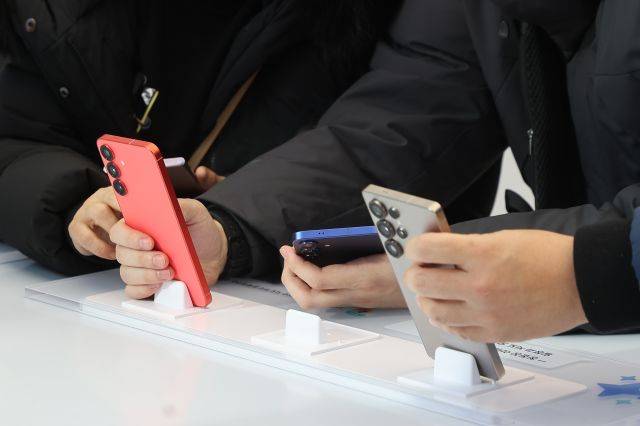 24일 서울 서초구 삼성 강남 매장에서 시민들이 갤럭시S25 시리즈를 체험하고 있다. 연합