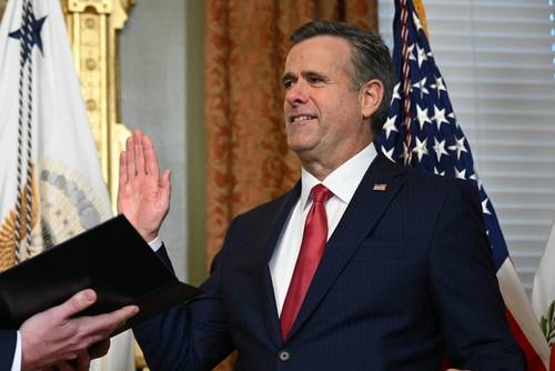 지난 23일(현지시간) 미국 워싱턴DC에서 취임 선서를 하고 있는 존 랫클리프 신임 CIA 국장. <AFP 연합>