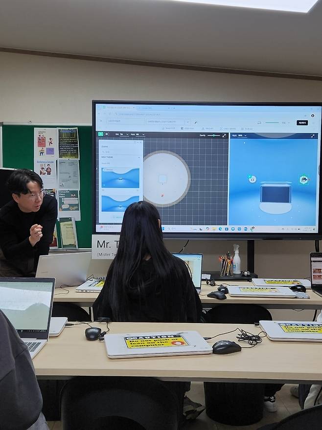 서울 강남구 소재 국제학교 서울아카데미에서 이중석 올림플래닛 프로(맨 왼쪽)가 학생들을 대상으로 메타버스 강의를 하고 있다. 이호준 기자